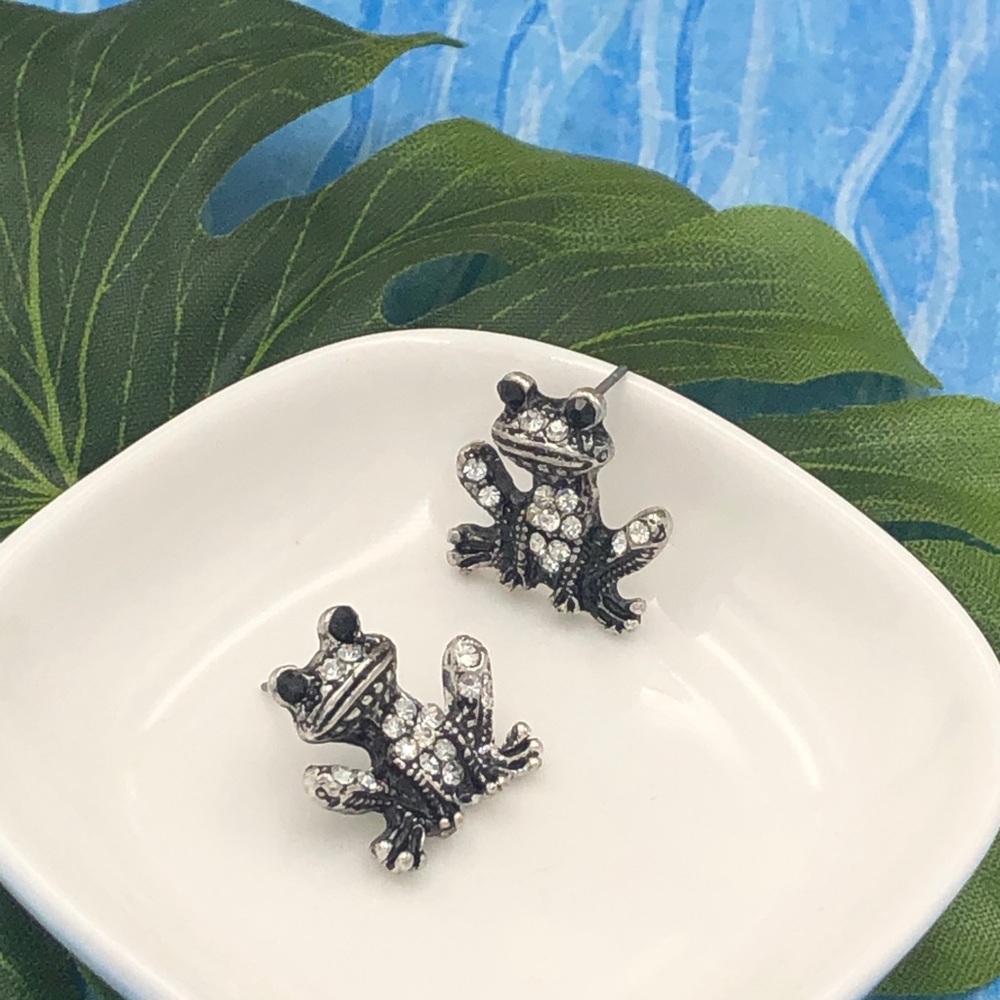 🌼 Sitting Frog Rhinestone Stud Earrings